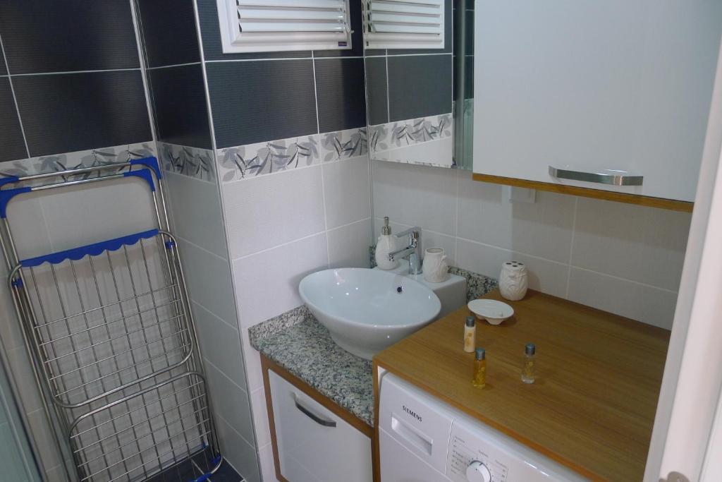 Emerald Green Daire